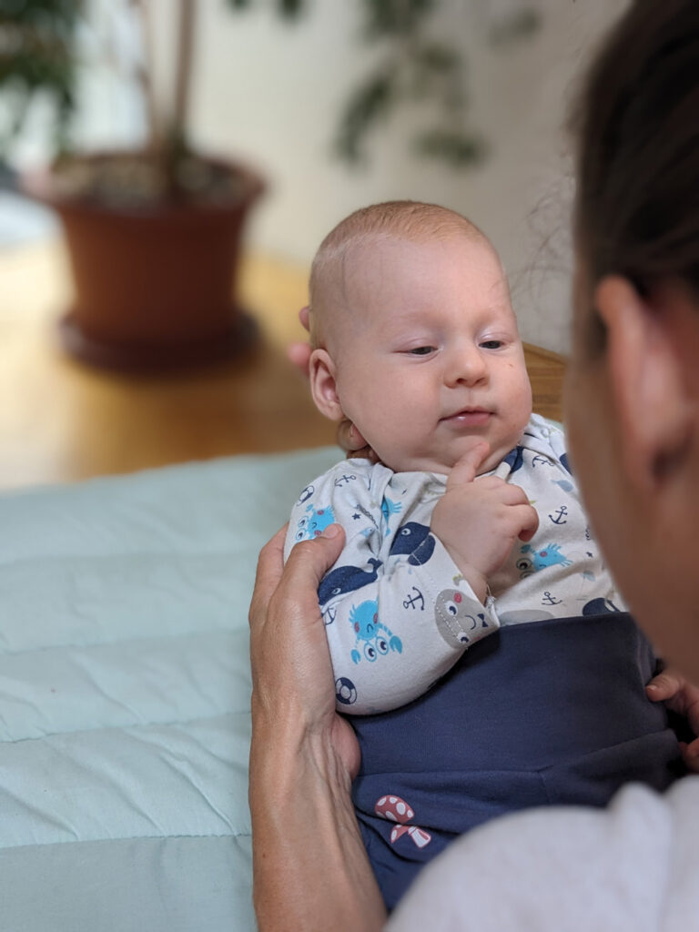 Foto einer Cranio-Sacral-Behandlung mit Baby