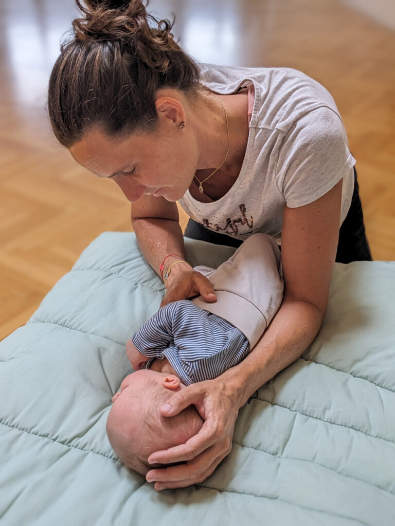 Foto einer Cranio-Sacral-Behandlung mit Baby