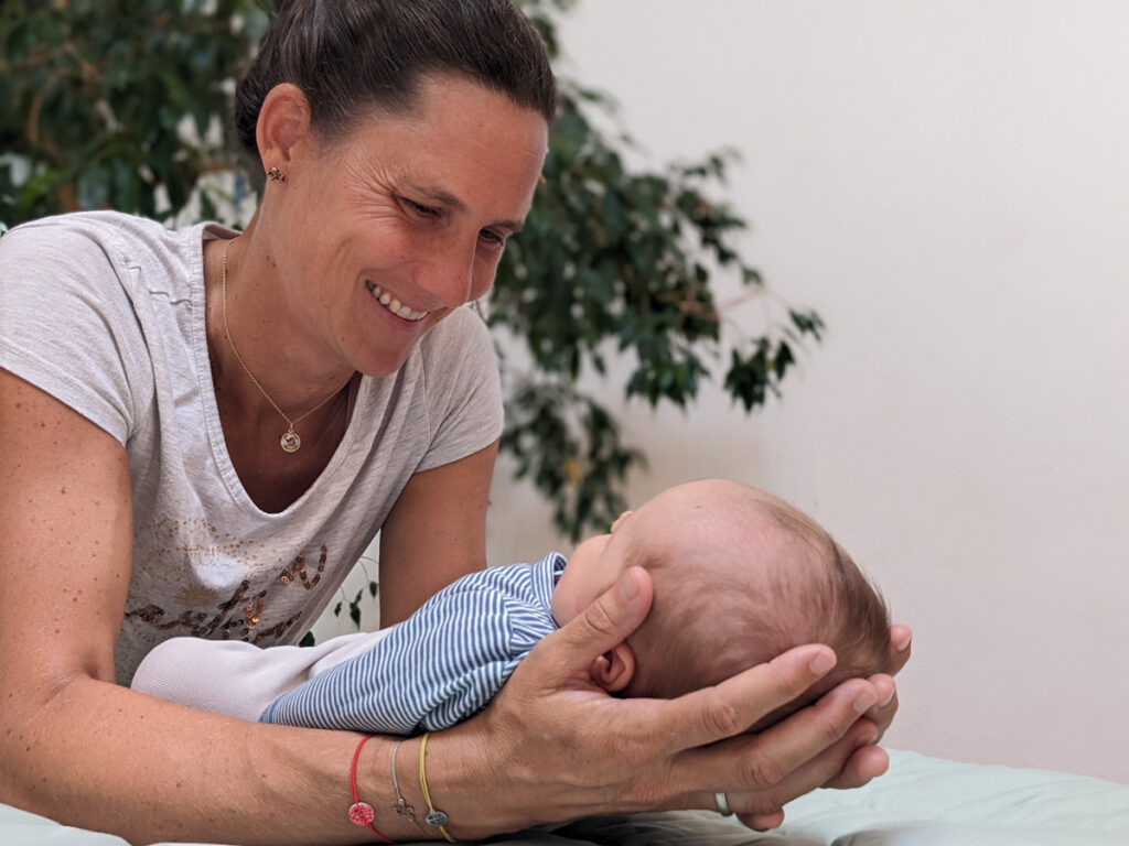 Foto einer Cranio-Sacral-Behandlung mit Baby