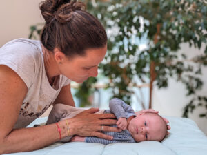 Foto einer Cranio-Sacral-Behandlung mit Baby