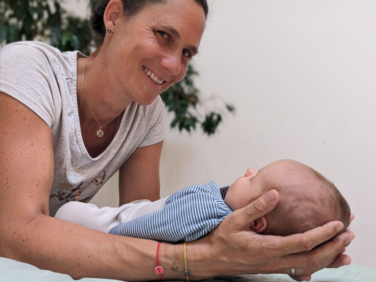 Foto einer Cranio-Sacral-Behandlung mit Baby