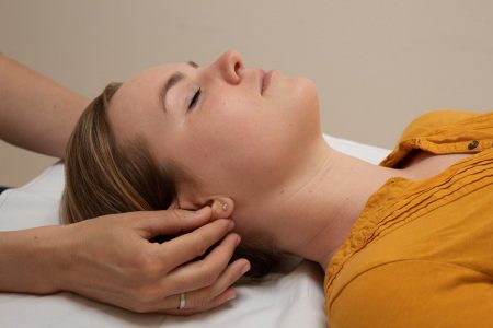 Foto einer Cranio-Sacral-Behandlung Foto einer Cranio-Sacral-Behandlung